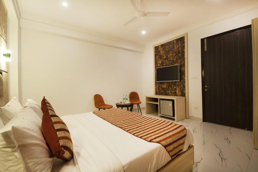 Hotel Almora Inn - Near By Delhi International Airport - With Free Airport Pickup And Drop Ню Делхи Екстериор снимка