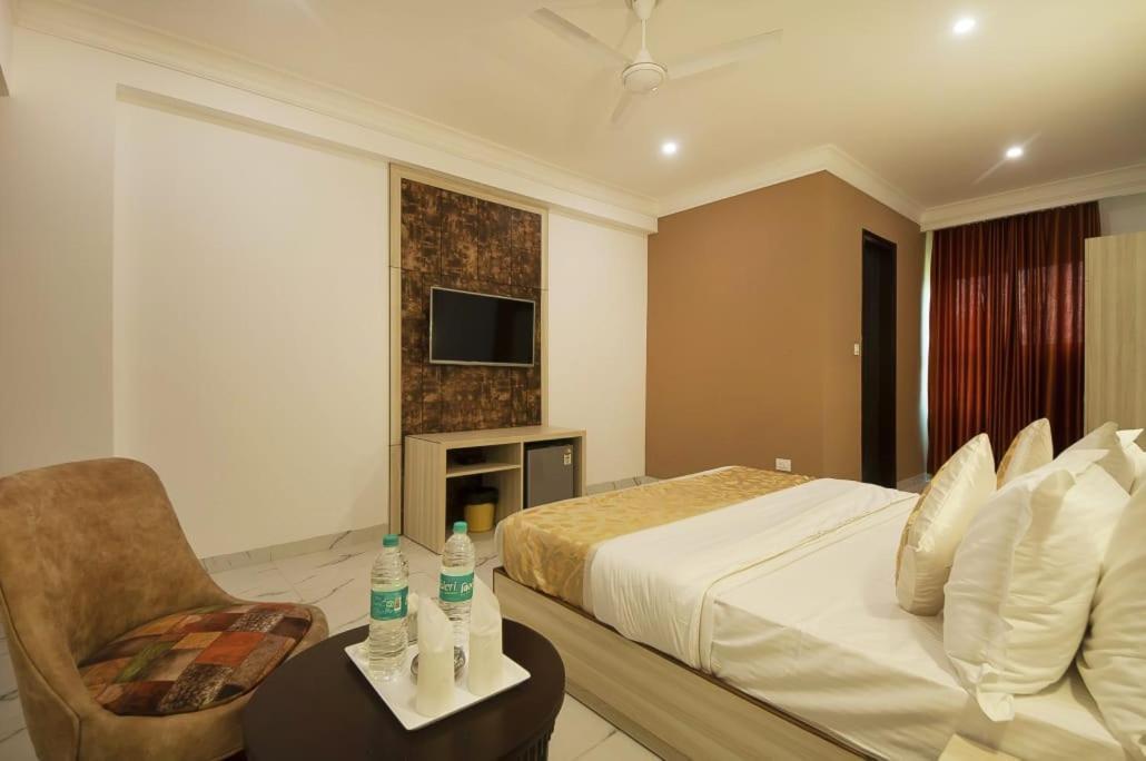 Hotel Almora Inn - Near By Delhi International Airport - With Free Airport Pickup And Drop Ню Делхи Екстериор снимка