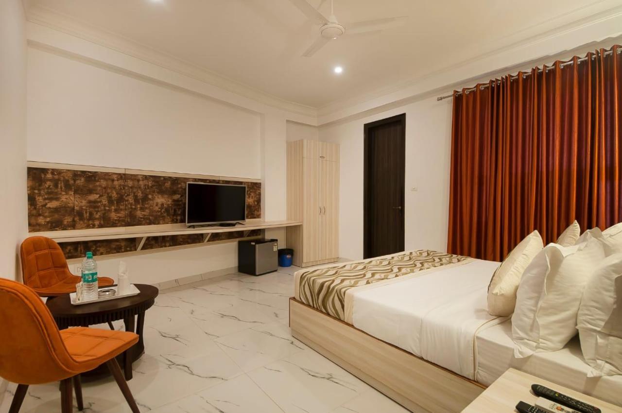 Hotel Almora Inn - Near By Delhi International Airport - With Free Airport Pickup And Drop Ню Делхи Екстериор снимка