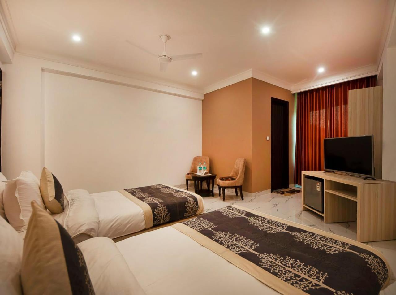 Hotel Almora Inn - Near By Delhi International Airport - With Free Airport Pickup And Drop Ню Делхи Екстериор снимка